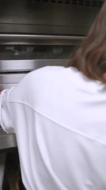 Fırıncı fırından taze pişmiş baget alır. Yüksek kalite 4k görüntü