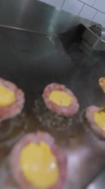Yemek şirketindeki sandviç için köfte kızartma işlemi. Yüksek kalite 4k görüntü
