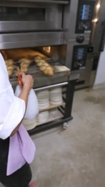 Ekmek ve rulo pişirme işlemi. Yüksek kalite 4k görüntü