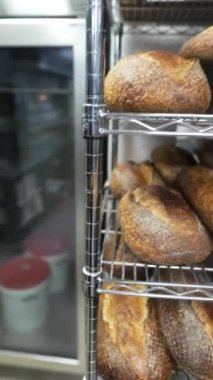 Fırın raflarında taze pişmiş zanaatkar ekmeği bulabilirsiniz. Yüksek kaliteli FullHD görüntüler