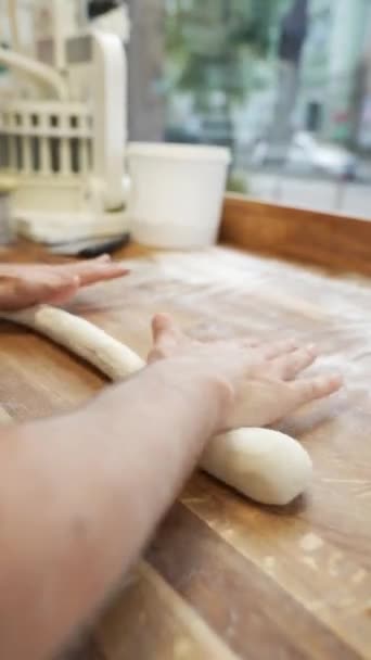 Panadero Saca Masa Para Panecillos Pan Imágenes Fullhd Alta Calidad — Vídeos de Stock