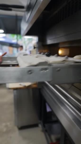 Пекарь Кладет Тесто Духовку Выпечки Хлеба Высококачественные Кадры — стоковое видео