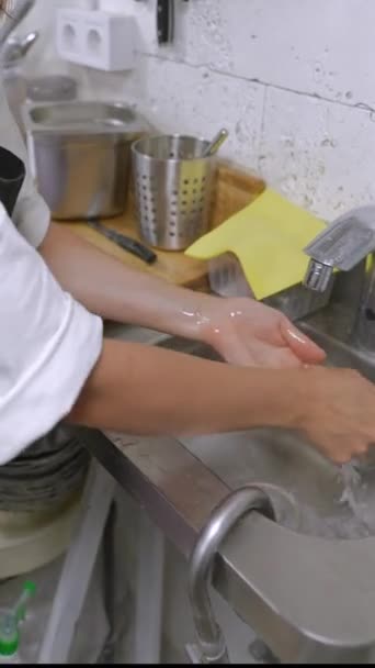 パン屋はパン屋の生産で水道水の下で手を洗います 高品質の4K映像 — ストック動画