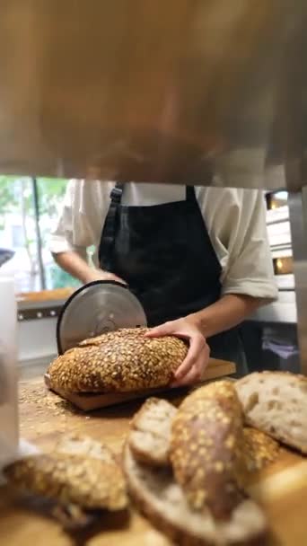 Het Snijden Van Vers Brood Het Plaatsen Van Het Een — Stockvideo