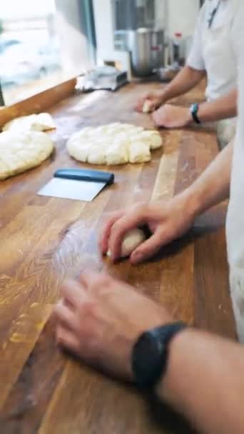 베이커는 테이블에 햄버거를위한 반죽을 형성한다 고품질 Fullhd — 비디오