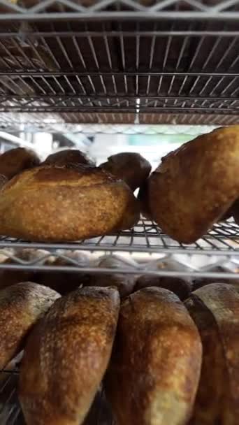 面包店架子上的新鲜烘焙的工匠面包 优质Fullhd影片 — 图库视频影像