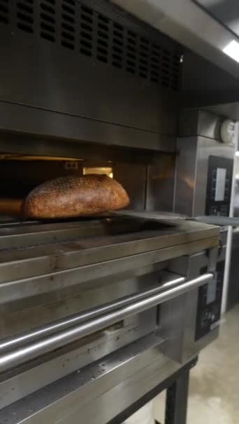 パンはオーブンで焼く間 パンの上に曲がります 高品質のフルHd映像 — ストック動画