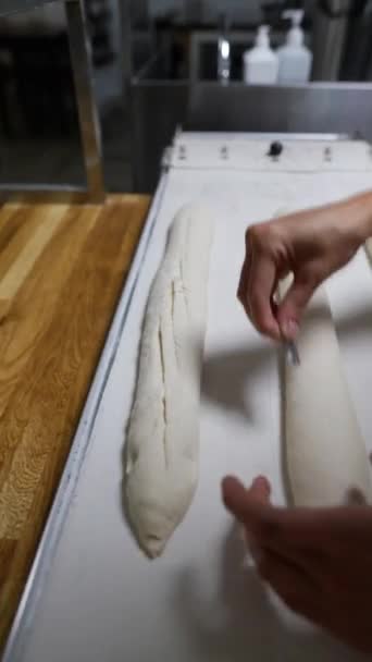 Processo Preparazione Della Pasta Baguette Nel Panificio Artigianale Filmati Alta — Video Stock