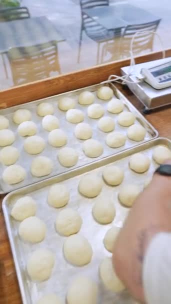 職人のパン屋のバーガーバンのための生地のトップビュー 高品質の4K映像 — ストック動画