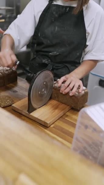 Нарезка Хлеба Пекарне Высококачественные Кадры — стоковое видео