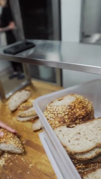 Het Versgebakken Brood Stukken Snijden Een Container Doen Gaat Bakker — Stockvideo