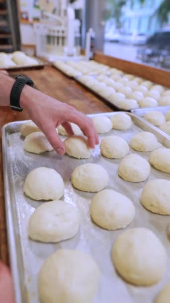 빵집에서 롤을위한 반죽을 나누는 고품질 — 비디오