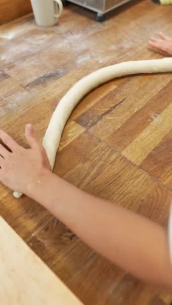 Выкатывая Тесто Булочки Хлеб Пекарь Продолжает Высококачественные Fullhd Кадры — стоковое видео