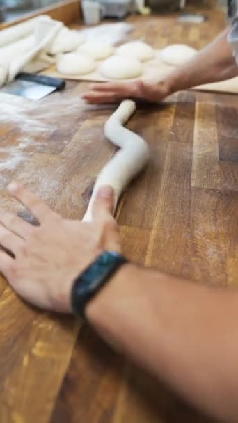 베이커는 빵집의 반죽에서 모양을 만듭니다 고품질 Fullhd — 비디오