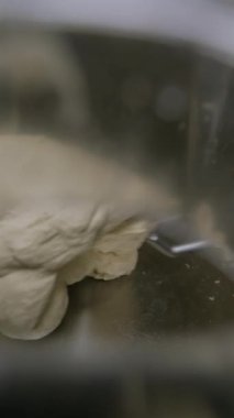 Hamur yoğurma işlemi yakın çekim görüntüsüyle. Yüksek kalite 4k görüntü