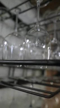 Bardaklar yemek dükkanında duruyor. Yüksek kalite 4k görüntü