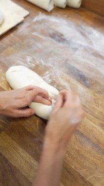 Fırıncı fırındaki hamurdan ekmek şekillendirir. Yüksek kaliteli FullHD görüntüler