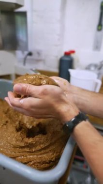 Çavdar ekmeği için hamurun bir kısmını oluşturuyor. Yüksek kalite 4k görüntü
