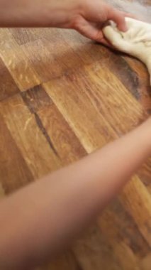 Fırıncı ekmek ve ekmek için hamur toplar. Yüksek kaliteli FullHD görüntüler