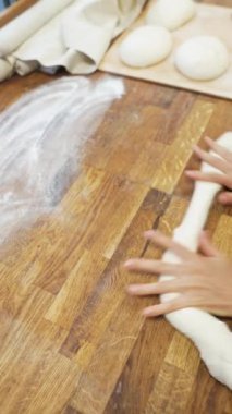 Ekmek ve ekmek hamuru fırıncı tarafından dağıtılıyor. Yüksek kaliteli FullHD görüntüler