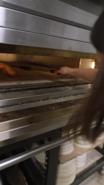 베이커는 오븐에서 바게트를 제거합니다 고품질 — 비디오