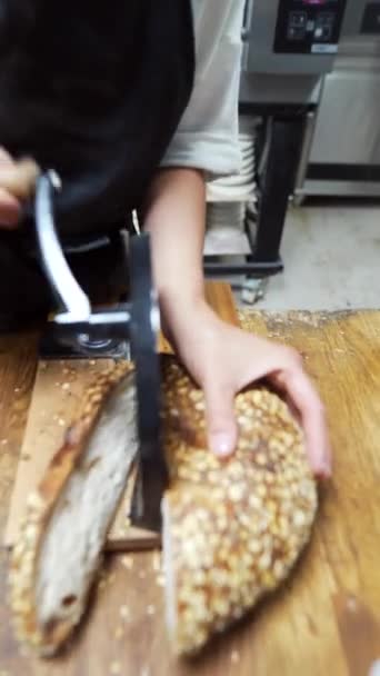 Het Verse Brood Wordt Door Bakker Gesneden Een Bakje Gedaan — Stockvideo