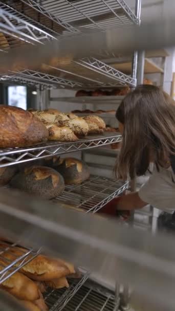 Поместив Свежеиспеченный Хлеб Полку Пекарь Продолжает Высококачественные Кадры — стоковое видео