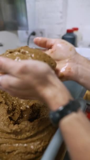 Einen Teil Des Teiges Für Roggenbrot Formen Handwerksbäckerei Hochwertiges Filmmaterial — Stockvideo