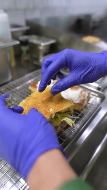 시설에서 샌드위치를 만드는 고품질 — 비디오