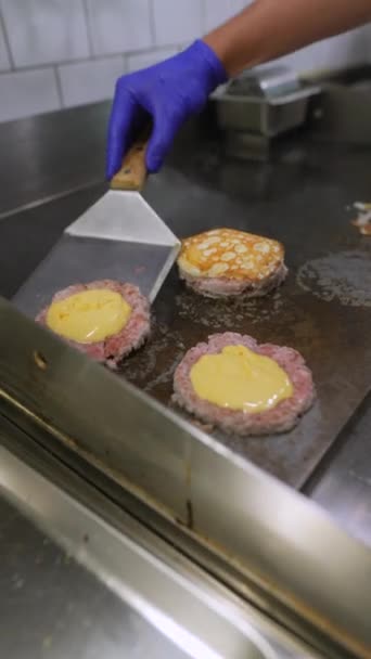 Frying Cutlets Sandwich Food Establishment High Quality Footage — Stock Video
