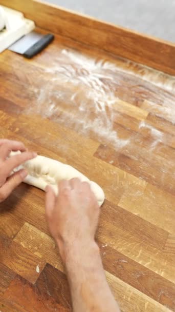 Используя Скалку Пекарь Готовит Тесто Булочек Хлеба Высококачественные Fullhd Кадры — стоковое видео