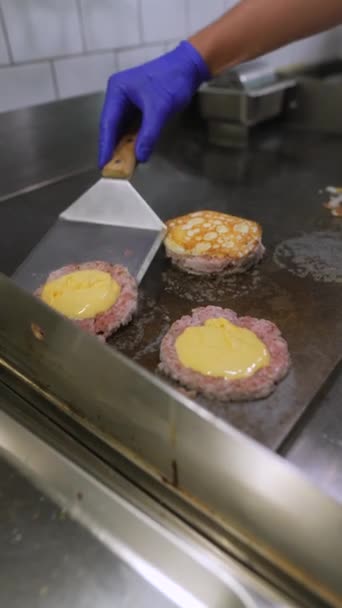 Frying Meat Patties Sandwich Eatery High Quality Footage — Stock Video