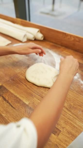 面包师用面包店里的面团做成面包 然后继续烘焙 优质Fullhd影片 — 图库视频影像