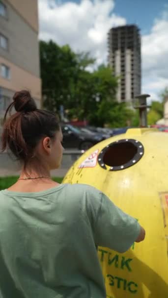 Menina Adulta Jovem Joga Uma Garrafa Plástico Recipiente Especial Reciclagem — Vídeo de Stock