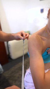 Doktor, kadınların eline özel bir bant takıyor. Doktor sporcu iyileşme kaslarına yardımcı oluyor. Yüksek kalite 4k görüntü