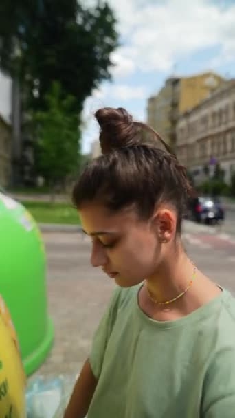 Fiatal Felnőtt Lány Egy Műanyag Palackot Dob Egy Speciális Tartályba — Stock videók
