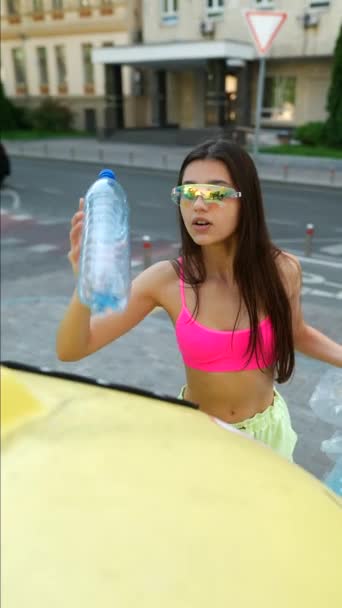 Menina Adulta Jovem Joga Uma Garrafa Plástico Recipiente Especial Reciclagem — Vídeo de Stock