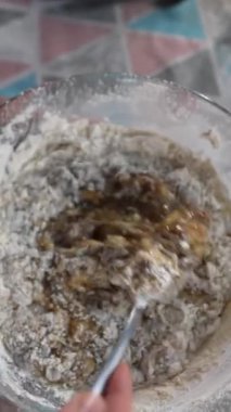 Evde, mutfakta muzlu kek pişiren kadın elinin yakın portresi, pasta tarifi. Yüksek kalite 4k görüntü