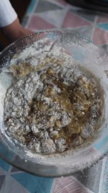 Evde, mutfakta muzlu kek pişiren kadın elinin yakın portresi, pasta tarifi. Yüksek kalite 4k görüntü