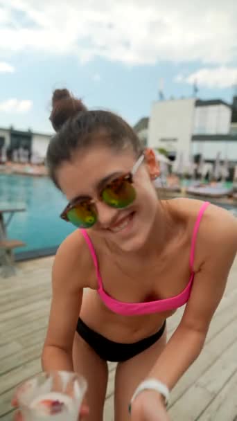 Νεαρή Όμορφη Σέξι Κοπέλα Μπικίνι Χορεύει Στην Παραλία Κοκτέιλ Στο — Αρχείο Βίντεο