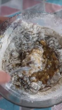 Evde, mutfakta muzlu kek pişiren kadın elinin yakın portresi, pasta tarifi. Yüksek kalite 4k görüntü