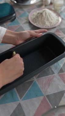 Evde, mutfakta muzlu kek pişiren kadın elinin yakın portresi, pasta tarifi. Yüksek kalite 4k görüntü