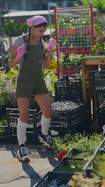 Mujer Joven Agricultora Mercado Plantas Agrícolas Preparándose Para Vender Producto — Vídeo de stock