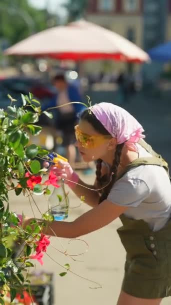 Çiftçi Pazarındaki Genç Kadın Çiftçi Ürünü Satmaya Hazırlanıyor Yüksek Kalite — Stok video