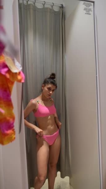 Piękna Młoda Dziewczyna Bikini Wybiera Strój Kąpielowy Przymierzalni Wysokiej Jakości — Wideo stockowe