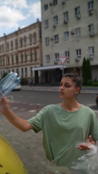 这个女孩把一个塑料瓶扔进了一个特殊的容器 回收塑料 对垃圾进行适当分类 高质量的4K镜头 — 图库视频影像