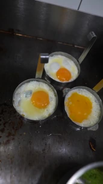 Câmera Lenta Dos Ovos Estão Sendo Preparados Cozinha Restaurante Imagens — Vídeo de Stock