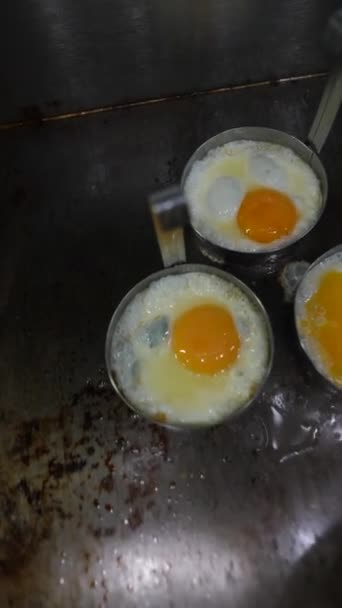 Eieren Worden Bereid Keuken Van Een Restaurant Hoge Kwaliteit Fullhd — Stockvideo
