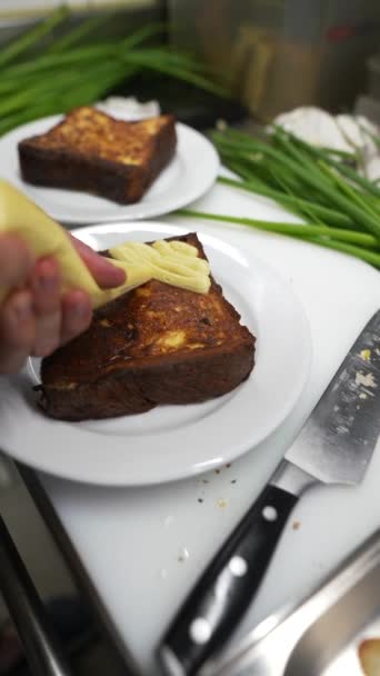 Cucina Del Ristorante Prepara Toast Alla Francese Con Formaggio Filmati — Video Stock