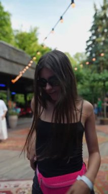 Parlak ve şık genç bayan yaz barında dans ediyor. Yüksek kaliteli FullHD görüntüler